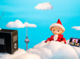 Sandmännchen in den Wolken beim Fernsehen