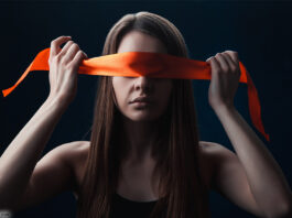 Frau blindfold