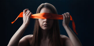 Frau blindfold