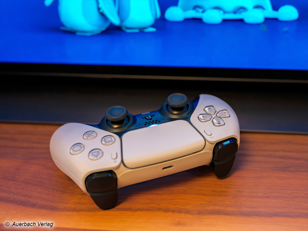 Der neue Dualsense-Controller lässt Sie PS5- und angepasste PS4-Spiele noch fühlbarer erleben: Motoren und Lautsprecher steigern die Immersion. Da die Schultertasten plötzlich Gegenwehr leisten können, entsteht ein faszinierendes Spielgefüh