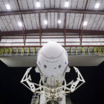 Das SpaceX-Raumschiff "Crew Dragon" aus der Nähe betrachtet im Hangar der NASA in Cape Canaveral.