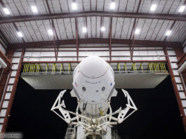 Das SpaceX-Raumschiff "Crew Dragon" aus der Nähe betrachtet im Hangar der NASA in Cape Canaveral.