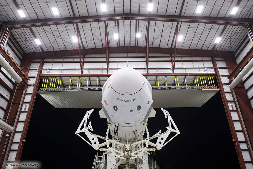 Das SpaceX-Raumschiff "Crew Dragon" aus der Nähe betrachtet im Hangar der NASA in Cape Canaveral.