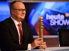 Oliver Welke und der Goldene Vollpfosten Heute-Show © obs/ZDF/Willi Weber