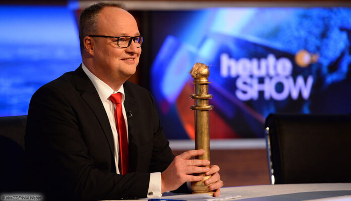 Oliver Welke und der Goldene Vollpfosten Heute-Show © obs/ZDF/Willi Weber