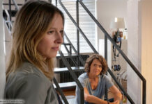 ARD/SWR TATORT: UNTER WÖLFEN, Fernsehfilm Deutschland 2020, am Samstag (26.12.20) um 20:15 Uhr im ERSTEN. Johanna Stern (Lisa Bitter, links) ist dafür, das LKA in die Ermittlungen miteinzubeziehen. Lena Odenthal (Ulrike Folkerts) dagegen ist sicher, die Sache im Griff zu haben.