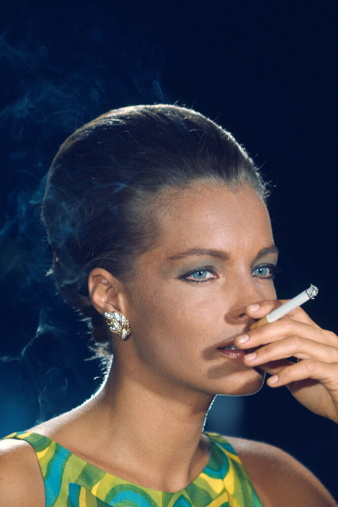 Romy Schneider mit Zigarette
