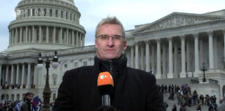 ZDF-Reporter Elmar Theveßen vor dem Kapitol in Washington D.C.