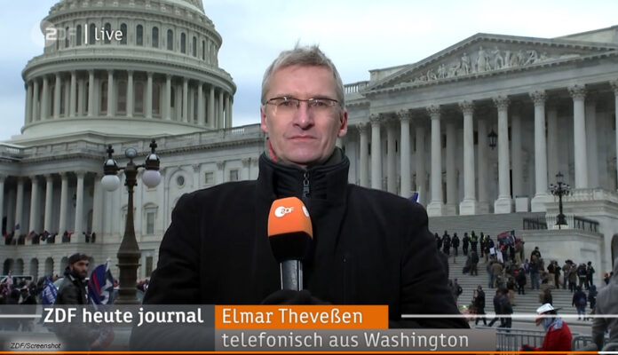 ZDF-Reporter Elmar Theveßen vor dem Kapitol in Washington D.C.