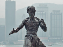 Bruce Lee vor der Mutterstadt des Eastern-Films, Hongkong