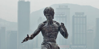 Bruce Lee vor der Mutterstadt des Eastern-Films, Hongkong