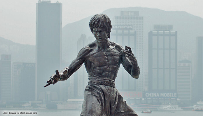 Bruce Lee vor der Mutterstadt des Eastern-Films, Hongkong