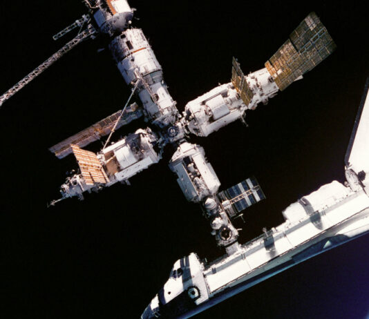 Spaceshuttle Atlantis Raumstation Mir