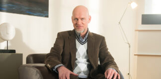 Rüdiger Hoffmann als exzentrischer Psychotherapeut in "Rote Rosen"