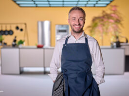 Jan Böhmermann in ungewohnter Pose mit Kochschürze