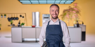 Jan Böhmermann in ungewohnter Pose mit Kochschürze