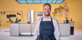 Jan Böhmermann in ungewohnter Pose mit Kochschürze