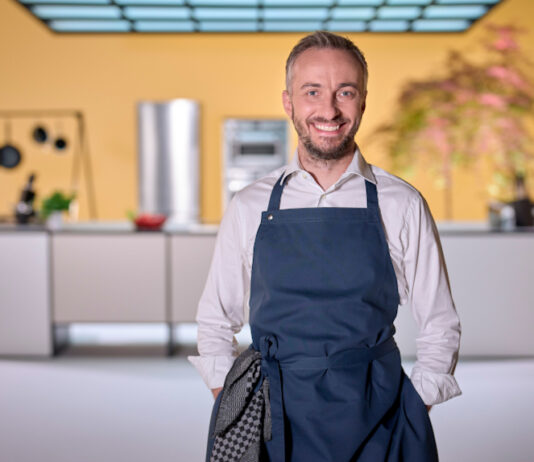 Jan Böhmermann in ungewohnter Pose mit Kochschürze