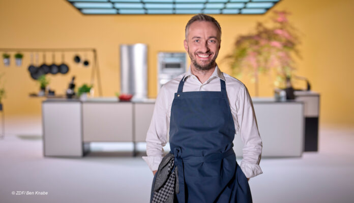 Jan Böhmermann in ungewohnter Pose mit Kochschürze