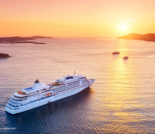 kreuzfahrt schiff sonnenuntergang - Bild: Biletskiy Evgeniy via stock.adobe.com