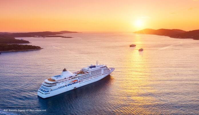 kreuzfahrt schiff sonnenuntergang - Bild: Biletskiy Evgeniy via stock.adobe.com