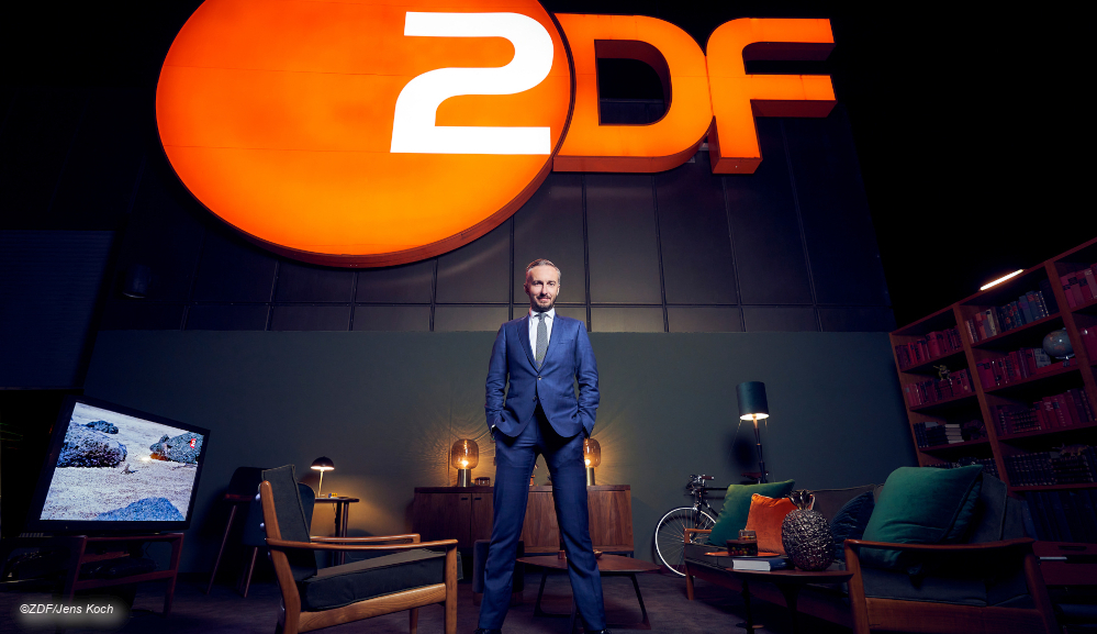 Jan Böhmermann in Kulisse vor ZDF Logo © ZDF/Jens Koch