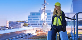 Ericsson Mitarbeiterin auf Dach mit 5G-Antenne. Bildrechte: Ericsson GmbH