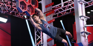 Ein Athlet von Ninja Warrior Germany befindet sich mitten im Parcours