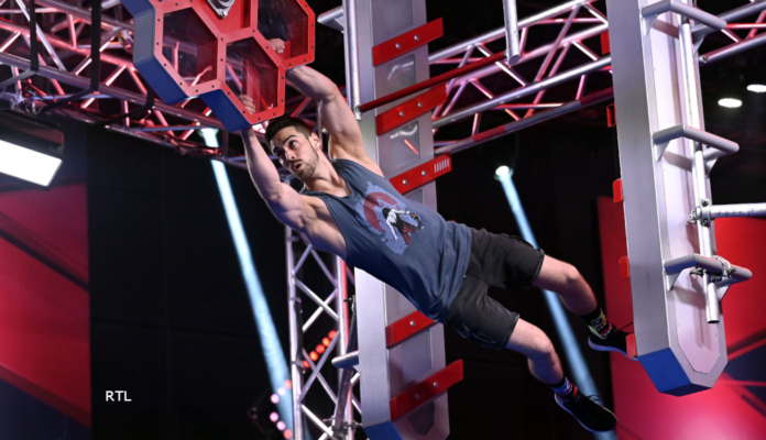 Ein Athlet von Ninja Warrior Germany befindet sich mitten im Parcours