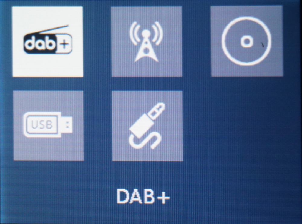 Das Technisat Digitradio 3 Voice bietet mit DAB Plus, UKW, CD, USB und AUX fünf Wiedergabe-Betriebsarten