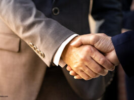 Übernahme, Deal, Handschlag © vichie81 via stock.adobe.com