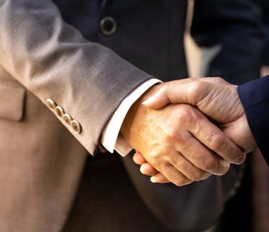 Übernahme, Deal, Handschlag © vichie81 via stock.adobe.com