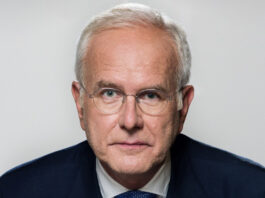 Harald Schmidt kehrt als Stand-up-Coach nur für ONE MIC STAND auf die Bildschirme zurück. Foto: Björn Klein
