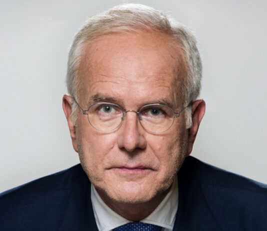 Harald Schmidt kehrt als Stand-up-Coach nur für ONE MIC STAND auf die Bildschirme zurück. Foto: Björn Klein
