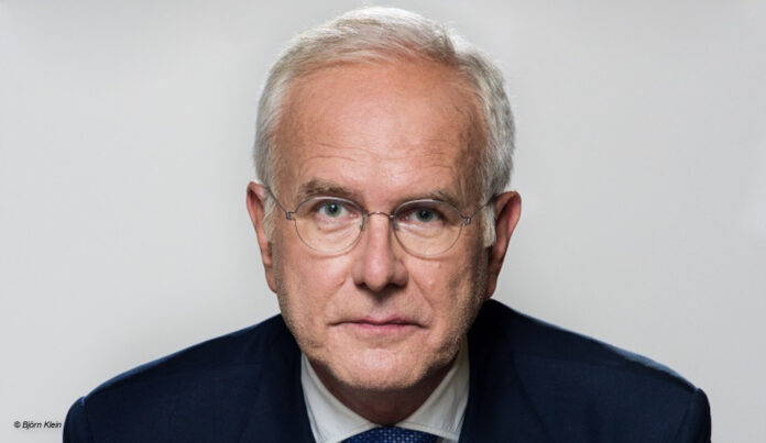 df-harald-schmidt Harald Schmidt kehrt als Stand-up-Coach nur für ONE MIC STAND auf die Bildschirme zurück. Foto: Björn Klein