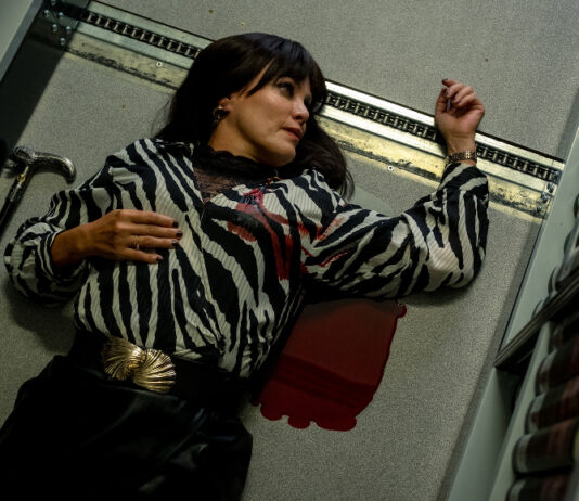 Sonja Kirchberger als Leiche in "Blutige Anfänger"
