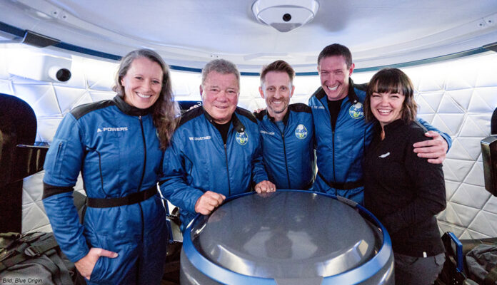 William Shatner mit der „New Shepard“-Crew von Blue Origin