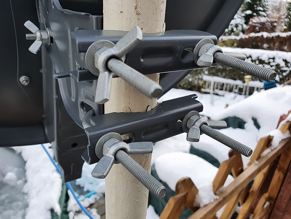 Zwei Mastschellen sorgen für eine feste Verbindung zwischen Antennenmast und Antenne