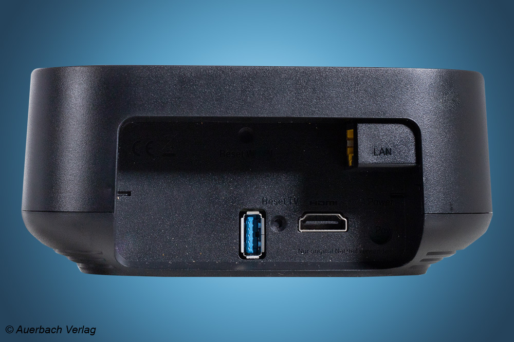 Auch die Magenta TV-Box Play bietet wenige Möglichkeiten zum Anschluss. Der Kunde verbindet das Gerät per HDMI-Kabel mit dem TV-Gerät, dann wird das externe Netzteil angeschlossen und optional ein Netzwerkkabel