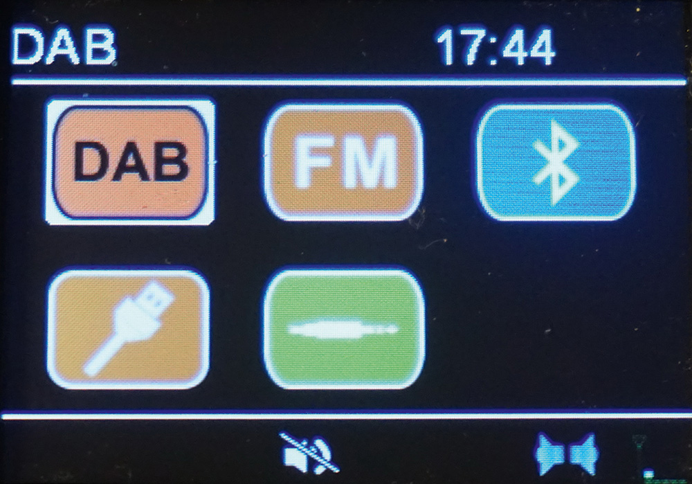 Neben DAB Plus und UKW verfügt das Viflykoo DL-D019 auch über Bluetooth und nimmt Musik auch vom USB-Port und dem Aux-Eingang entgegen