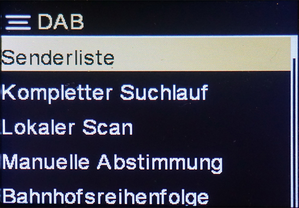 Die Menüoberfläche gliedert sich in zwei Seiten auf und bietet unter Anderem drei DAB-Plus-Suchroutinen