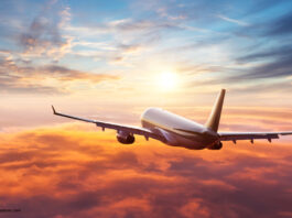 Flugzeug über den Wolken; © Jag_cz via stock.adobe.com