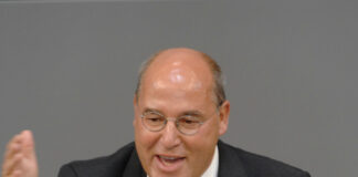 Gregor Gysi im Bundestag am Rednerpult