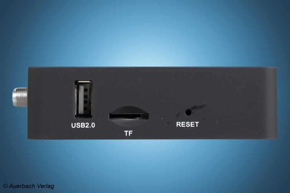 An der linken Seite der kompakten Empfangsbox steht neben der USB-Schnittstelle auch ein Micro-SD-Kartenleser bereit. Somit kann für wenig Geld das Gerät zum vollwertigen PVR-Receiver aufgerüstet werden