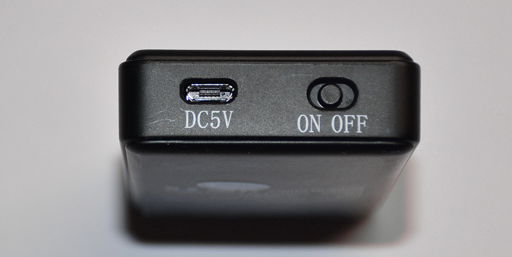 An der Unterseite des HDR-100 befinden sich die Micro-USB-Ladebuchse für den eingebauten Akku und der mechanische Hauptschalter