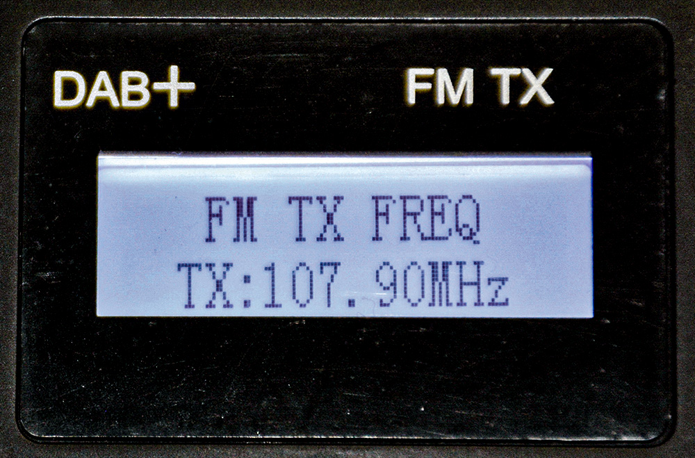 Das HRD-100 strahlt das gerade gehörte Digitalprogramm automatisch auf UKW über den integrierten FM Transmitter aus
