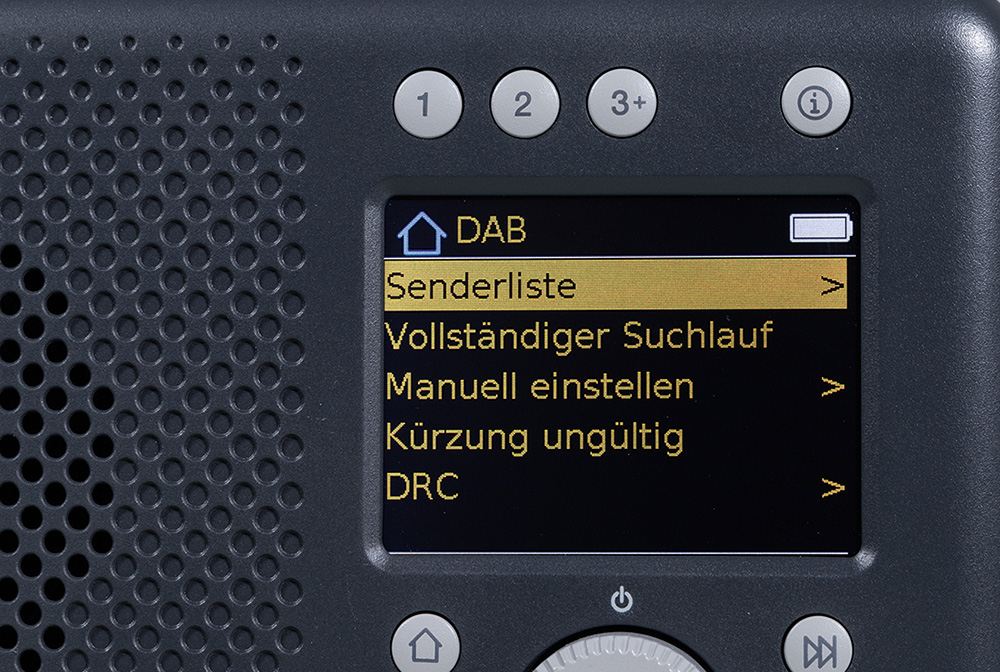 Das Hauptmenü ist übersichtlich, im DAB-Plus-Modus kann der Sendersuchlauf direkt gestartet werden, bei dem das Pure Connect zuverlässig alle Signale aufspührt