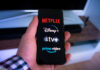 Smartphone mit Logos der Streaming-Dienste Netflix, Disney+, AppleTV+, Amazon Prime Video