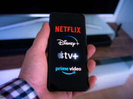 Smartphone mit Logos der Streaming-Dienste Netflix, Disney+, AppleTV+, Amazon Prime Video