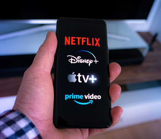 Smartphone mit Logos der Streaming-Dienste Netflix, Disney+, AppleTV+, Amazon Prime Video
